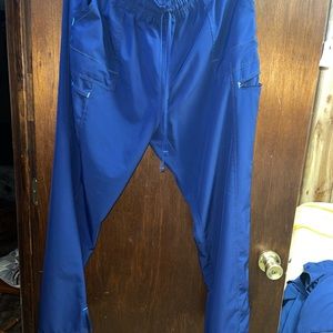 Scrub pant with zipper pocket